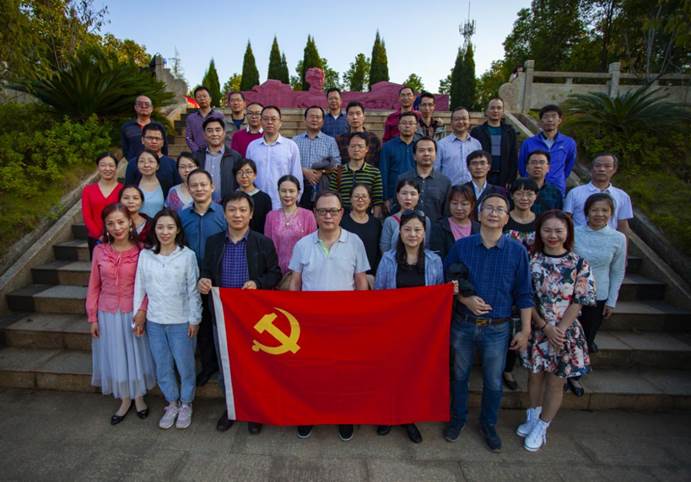 yl1111永利集团的老师们在夏明翰雕像前合影留念